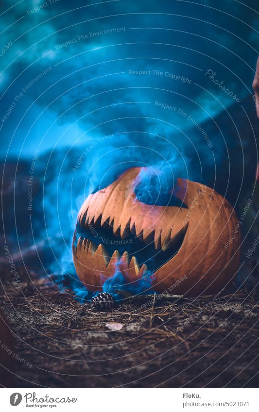 unheimlicher Halloween Kürbis mit blauem Rauch aus den Augen scary spooky spukhaft gruselig Angst Herbst Nacht orange dunkel Dekoration & Verzierung