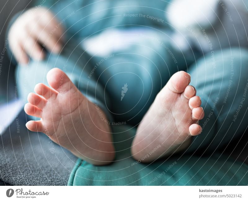 Nahaufnahme von niedlichen kleinen Babyfüßen, Unschuld Konzept Fuß Kindheit winzig neugeboren Säugling Haut Körper menschlich Zeh weich Sohle Pflege weiß Leben