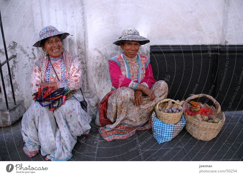 Señoritas Peru Arequipa Bekleidung Tradition Straße Frucht lachen Hut