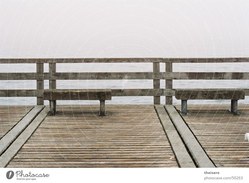 ausblick ins nichts Meer Wasser Horizont Herbst schlechtes Wetter Nebel Küste Ostsee Brücke Sehenswürdigkeit Holz dunkel trist Einsamkeit Seebrücke Bank leer