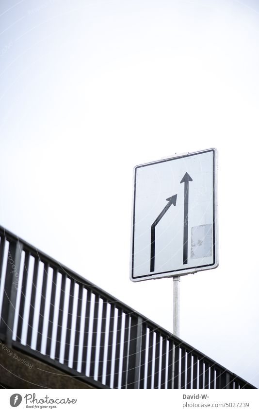 zwei Pfeile auf einem Schild - von links nach rechts Orientierung Zeichen Richtung Spurwechsel richtungweisend Richtungspfeil Verkehrszeichen Verkehrswege
