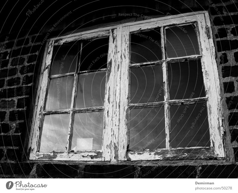 Altes Fenster Bauernhof Reflexion & Spiegelung schwarz weiß kaputt Wolken Mauer Backstein alt Rost Schwarzweißfoto black white old window broken eingeschlagen