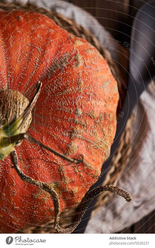 Ganzer Kürbis auf Holztisch Frucht Squash Bauernhof reif Lebensmittel Löffel Ernte Ackerbau ungekocht Halloween Platzset essbar Vitamin ganz Herbst roh rustikal