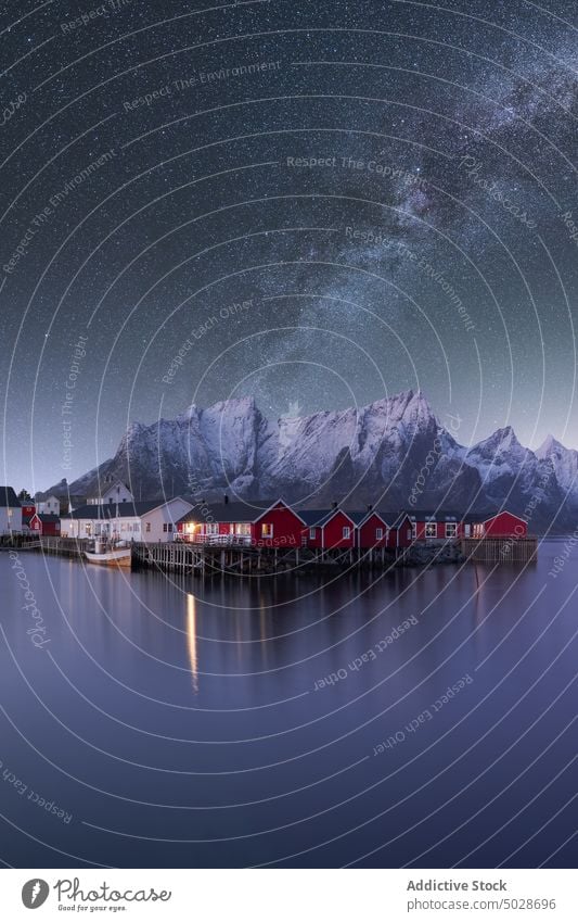 Sternenhimmel über einem Bergdorf am See Berge u. Gebirge Milchstrasse Dorf Hochland Himmel Haus Nacht Lofoten Inseln Norwegen sternenklar