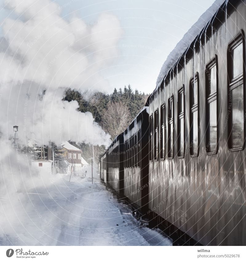 Eisenbahnromantik mit der alten Dampflok Bahnreise Waggons Eisenbahnwagen historisch Dampflokomotive Winter Schnee winterlich Wintertag Eiszapfen Personenzug