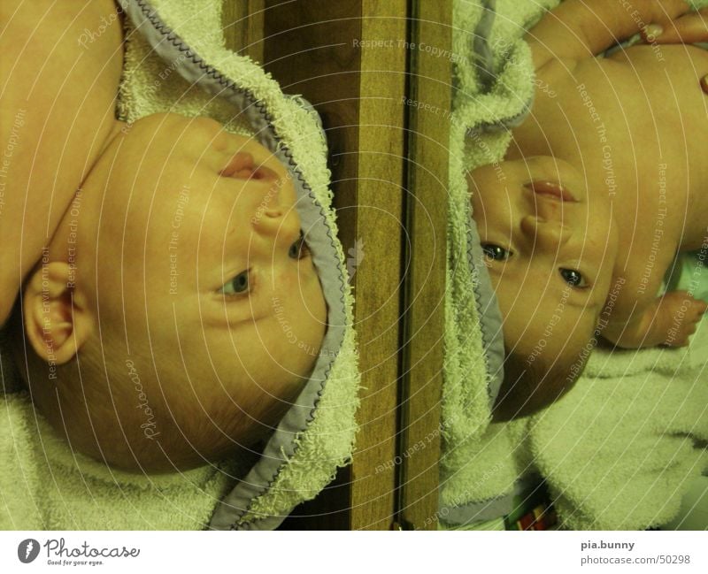 Spiegelspiel Baby 2 Zwilling niedlich Doppelbelichtung