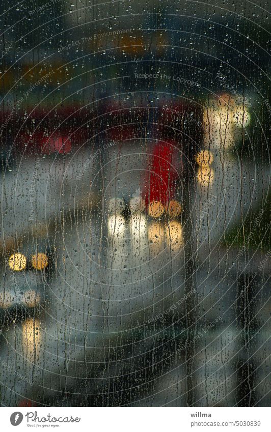 Autofahren bei schlechter Sicht Regen Regenwetter Regentag Regentropfen Fensterscheibe Scheinwerfer Lichter Scheinwerferlicht Straße Autos regnerisch