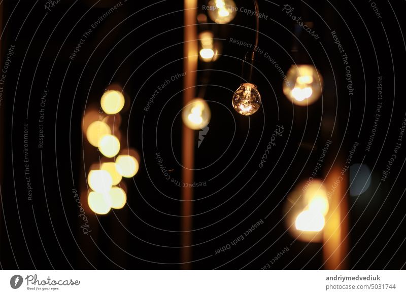 Alte Glühbirne. Retro-Glühbirnen werden abends auf der Straße angezündet Dekoration & Verzierung Abend Lampe Laterne beleuchtet Nacht alt im Freien retro