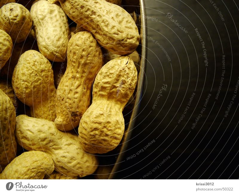 Peanuts Nuss brechen beige Überzug Hülse nußbraun Hülle Tisch Holz schwarz Lebensmittel Herbst Gesundheit Vitamin Winter Physik Licht Herbstbeginn Bar Ernährung