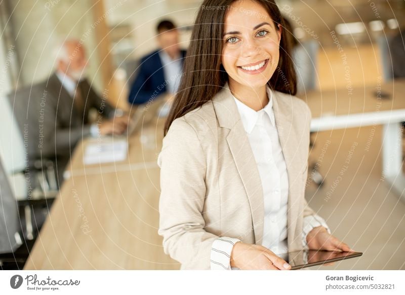 Junge Frau mit digitalem Tablet im Büro Erwachsener bei attraktiv brünett Business Karriere Kaukasier Unternehmen Selbstvertrauen korporativ niedlich