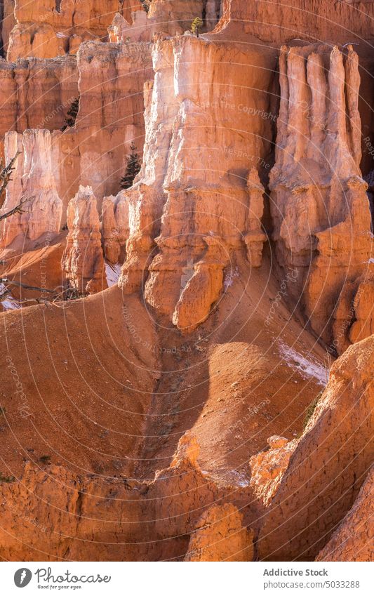 Gesteinsformationen im Bryce Canyon an einem sonnigen Tag Felsen Formation hoodoo malerisch Bryce Canyon National Park Schlucht Berge u. Gebirge uneben Klippe