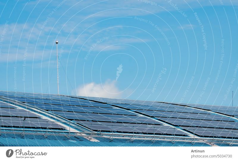 Solarenergie für Fabrik- oder Lagergebäude. Sonnenkollektoren auf dem Dach einer Industrieanlage. Gewerbliche Solaranlagen. Industrielle Fotovoltaikanlagen. Solarenergie auf dem Dach. Grüne Energie. Nachhaltige Energie.
