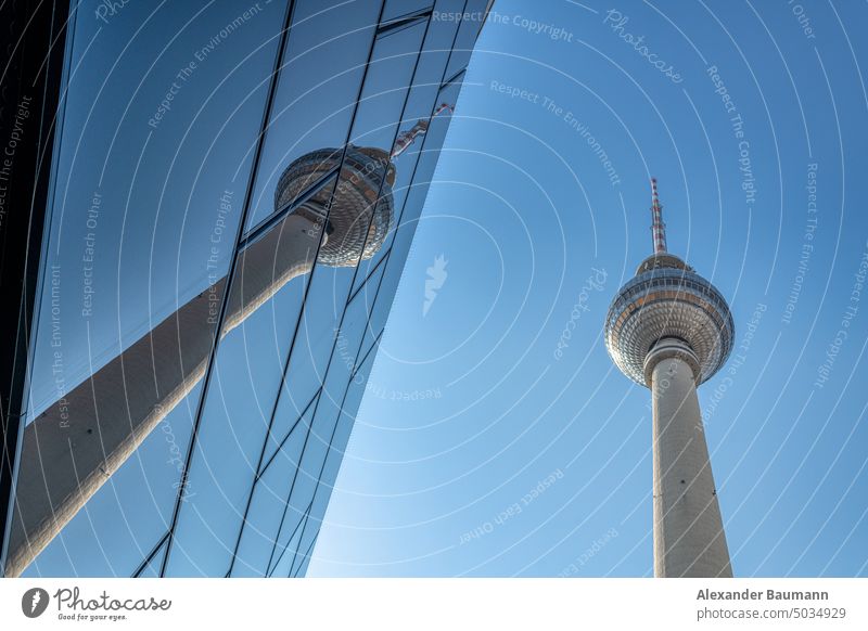 Fernsehturm in Berlin, Deutschland - gespiegelt durch ein nahes Gebäude Turm Wahrzeichen Spiegel Architektur FERNSEHER Alexanderplatz Großstadt Fernsehen Himmel