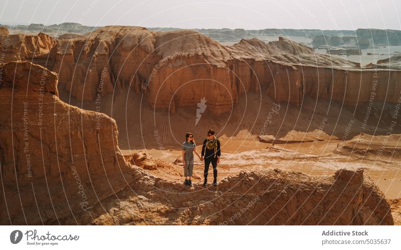 Paar steht in der Nähe von trockenen Canyon Schlucht wüst Zusammensein Händchenhalten Liebe Termin & Datum Partnerschaft romantisch Iran trocknen Natur Freundin