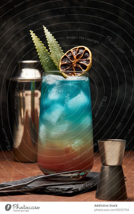 Regenbogenparadies-Cocktail garniert mit Orange Jigger Alkohol trinken Glas Regenbogen-Paradies Barkeeper Werkzeug orange messen Getränk Garnierung Scheibe