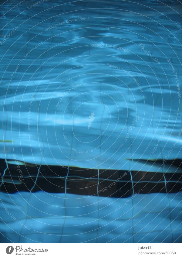 wasser 2 Hochformat Streifen kalt weich Wellen Reflexion & Spiegelung Schwimmbad Fliesen u. Kacheln Wasser blau sanft Detailaufnahme Schwimmen & Baden