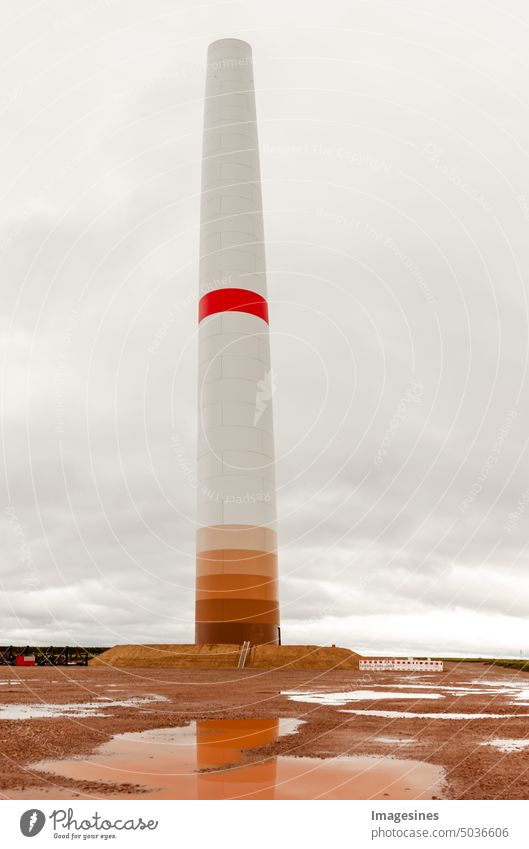 Bau und Montage einer Bauwindkraftanlage ohne Rotor und Rotorblätter. Bauarbeiten am Windpark. Energiesparkonzept vom Windkraftanlagenbau Wolken Pfütze