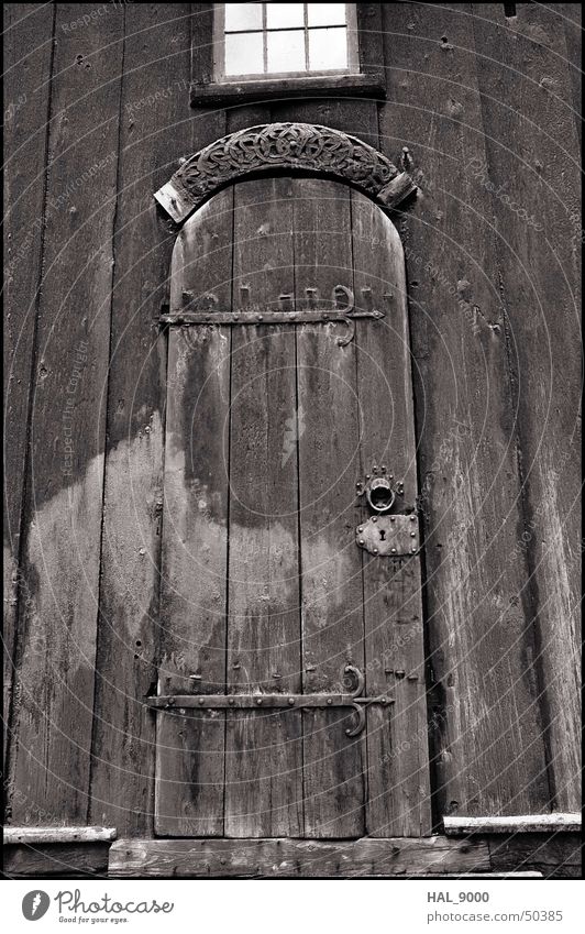 stavkirke portal 2 Grauwert Holz Portal Fenster unten Christentum alt Schwarzweißfoto Mittelalter Tür Tor Religion & Glaube verfallen