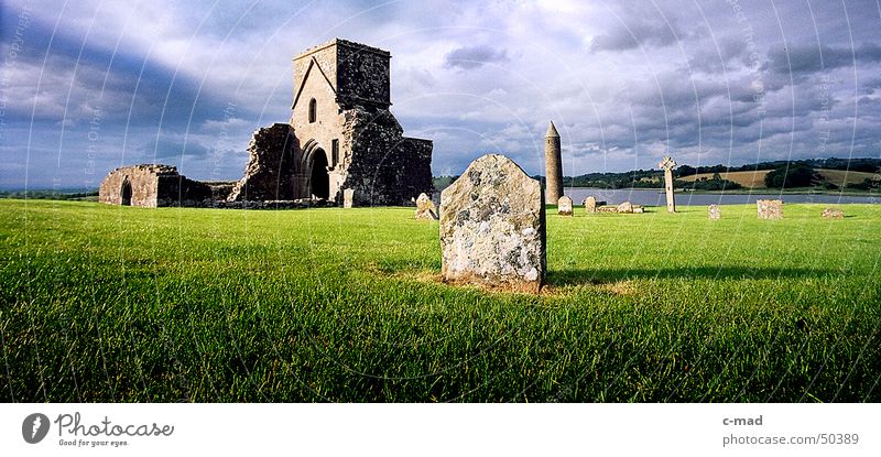 Ruine auf Derwenish Island Nordirland Bauwerk Kelten Friedhof Grab Wolken Sommer Abendsonne grün grau Weitwinkel Fluss Turm Baustelle Kloster Rücken