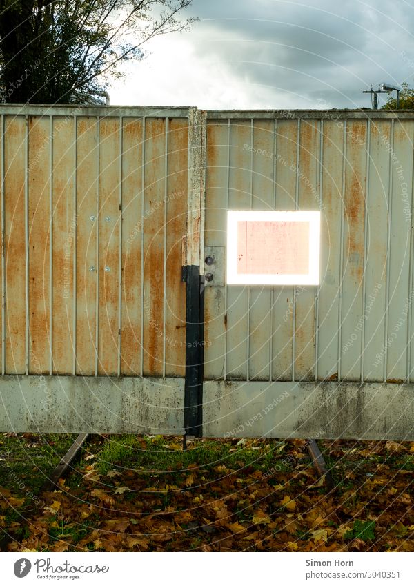 Kein Zugang Tor geschlossen gesperrt Barrikade Signalfarbe Betriebsgelände Warnhinweis Reflexion & Spiegelung Schilder & Markierungen Tür Sicherheit Eingang