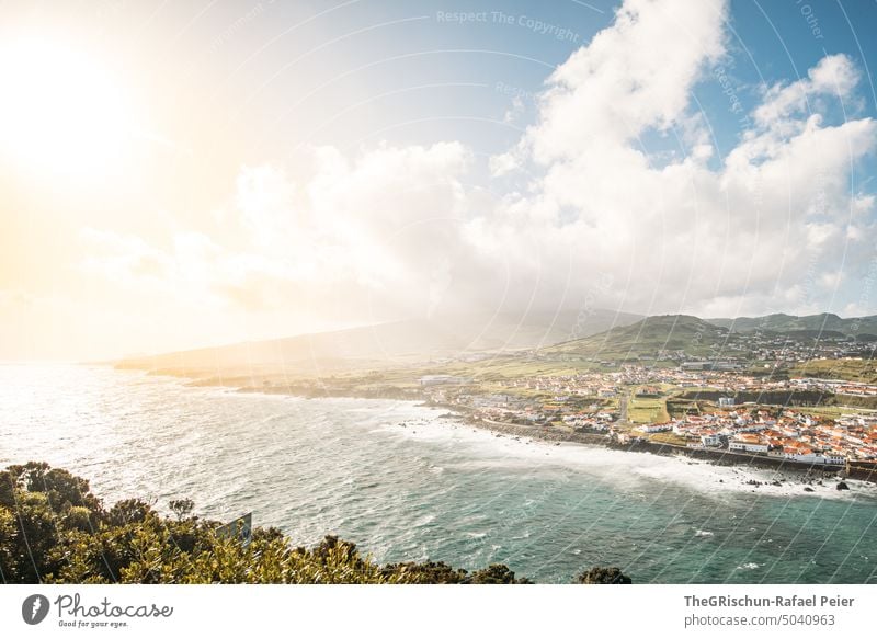 Sonnenstrahlen, Meer und Stadt Azoren Aussicht Stimmung Wasser Wellen Wolken Sonnenlicht Strand Hügel Vulkan Tourismus Ferien & Urlaub & Reisen Portugal