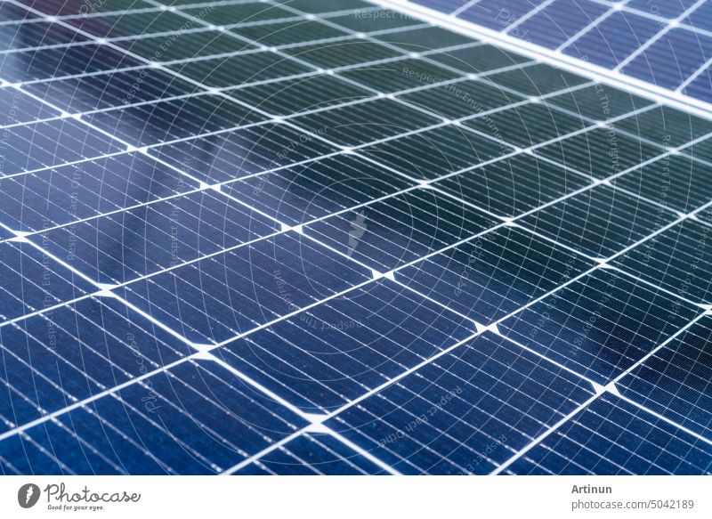 Selektiver Fokus auf Sonnenkollektoren oder Photovoltaikmodule. Solarenergie für grüne Energie. Nachhaltige Ressourcen. Solarzellenpaneele nutzen das Sonnenlicht als Quelle für die Stromerzeugung. Fotovoltaik oder PV.