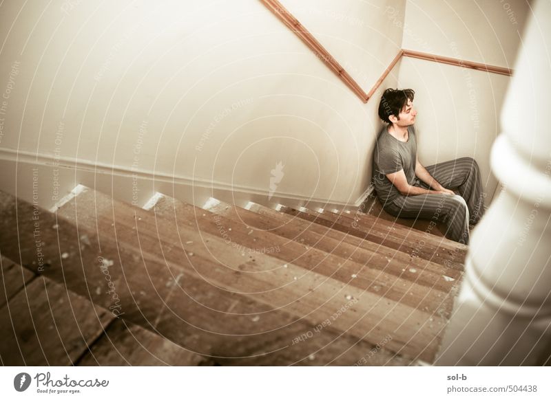 Schlaflosigkeit Krankheit Zufriedenheit Erholung Häusliches Leben Haus Mensch maskulin Junger Mann Jugendliche Erwachsene 1 18-30 Jahre Mauer Wand Treppe Denken