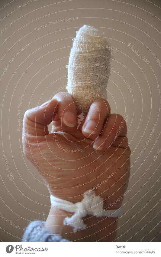 yuck fou Gesundheit Behandlung Krankheit Hand Finger Aggression Wut Feindseligkeit protestieren Konflikt & Streit Stinkefinger Verband Wunde Mittelfinger