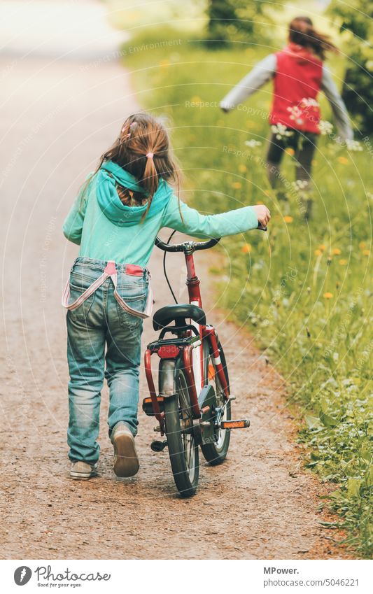 kinder unterwegs Kinder Mädchen Fahrrad Spielen erkunden entdecken grün Gras Wege & Pfade Ausflug Fahrradfahren Freizeit & Hobby Kindheit Kindheitserinnerung