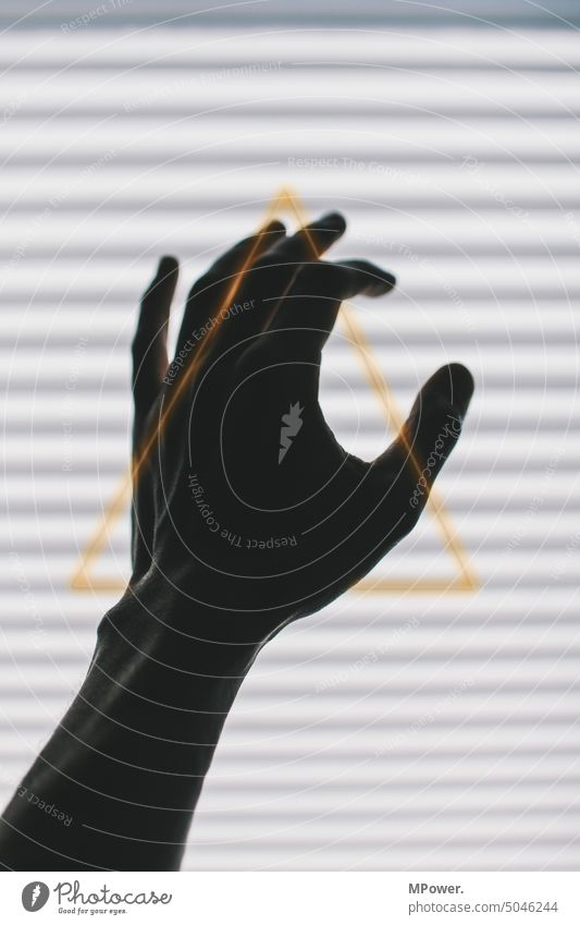 touch hand finger zeigen dreieck linien Finger Hand Licht Zeigefinger Farbfoto Mensch Schatten Haut prothese Daumen Nahaufnahme Mann Gelenk Kommunizieren