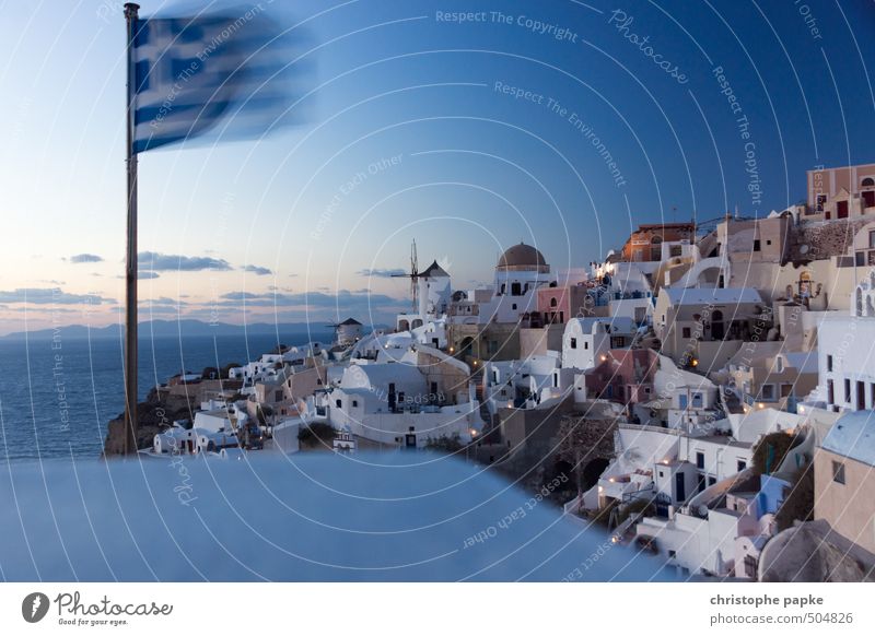Oia auf Santorini, Abenddämmerung, griechische Flagge weht Griechenland Sommerurlaub Fahne Ferien & Urlaub & Reisen Tourismus Sehenswürdigkeit Städtereise Meer