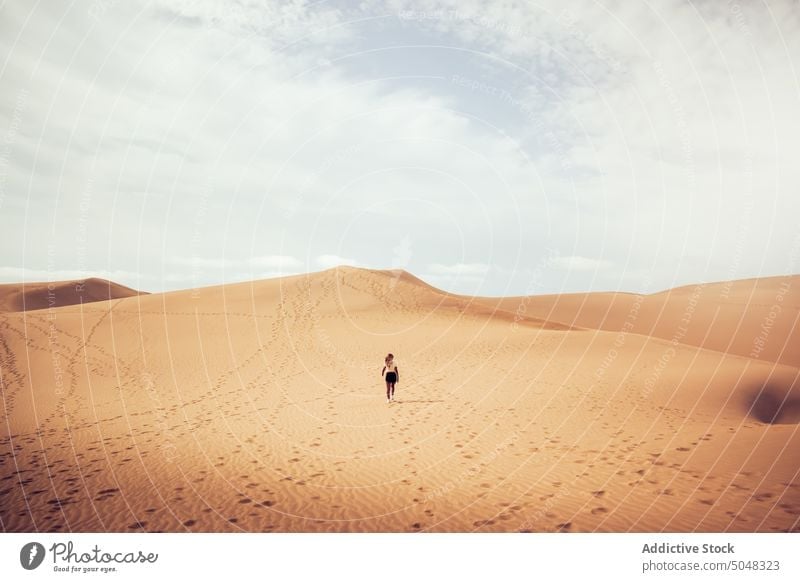 Anonyme Frau geht auf einer Düne wüst bewundern Strand Tourist erkunden Blauer Himmel Sand Maspalomas Gran Canaria Kanarische Inseln Spaziergang Spanien
