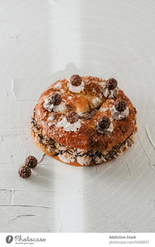 Ganzer schmackhafter Rosenkranz vom König königlicher Rosenkranz süß Kuchen Sahne Schokolade Zeug Dessert Königskuchen Lebensmittel Bälle lecker Weihnachten