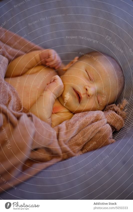 Neugeborenes Baby schlafend im Bett neugeboren Säugling umhüllen Decke Schlafenszeit ruhen unschuldig niedlich Liebe Plaid bezaubernd Schlafzimmer Komfort