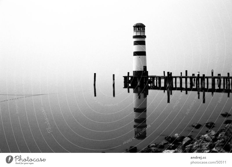 leuchtturm Leuchtturm Nebel trüb Steg Einsamkeit Reflexion & Spiegelung Wasser trist Schwarzweißfoto neusiedlersee Landschaft