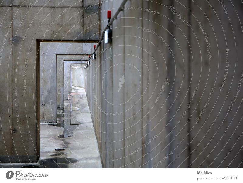 ende in sicht Tunnel Gebäude Architektur Mauer Wand Fassade Einsamkeit abstrakt Gang Beton Betonwand Industrieanlage Parkhaus trist grau Kabel Pfütze