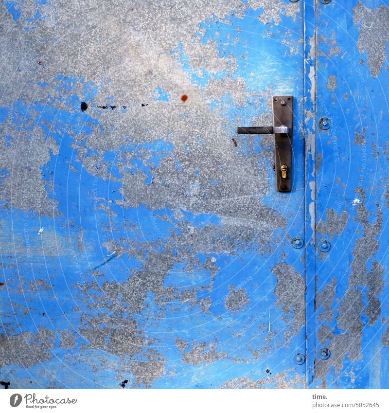 Entrees (55) Tür blau Türgriff alt Metall Farbe abgenutzt trashig verschlossen Eingangstür Griff Sicherheit Türschloss Detailaufnahme Strukturen & Formen