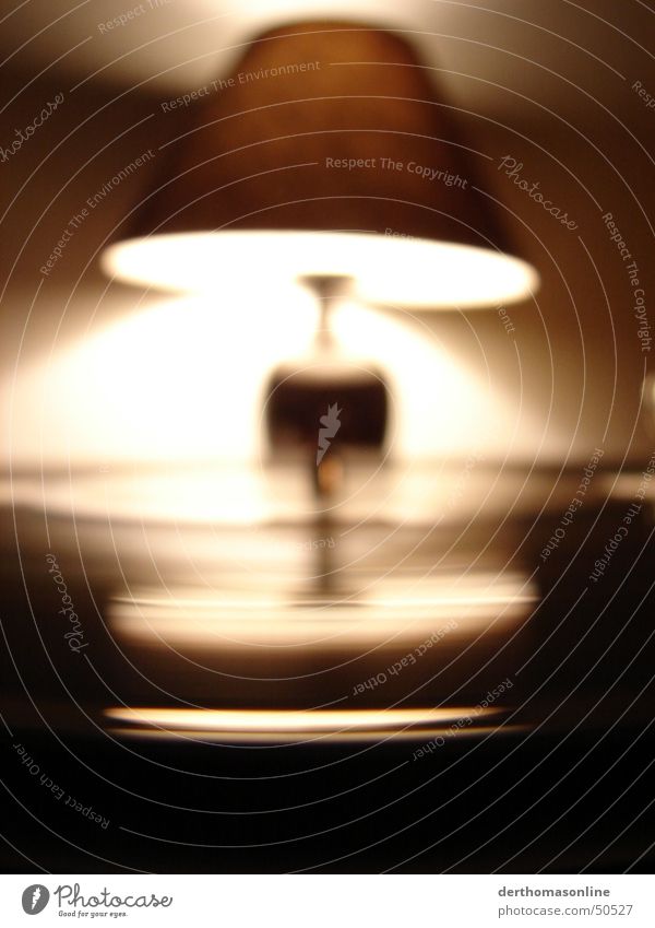 Schall-Lampe Plattenspieler Omnitronic Licht Reflexion & Spiegelung Unschärfe drehen laut Takt Diskjockey Tischlampe Nacht dunkel glänzend unheimlich