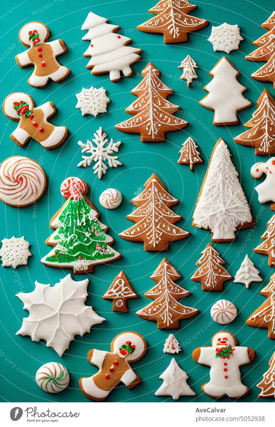 Weihnachtsbaum Lebkuchen und Weihnachten Stern Keks mit zarten weißen Rohrleitungen Zuckerguss, hyper detaillierte, perfekte Zusammensetzung. Celebration christlichen Lebensmittel Süßigkeiten. Flat Lay Banner mit Kopie Raum