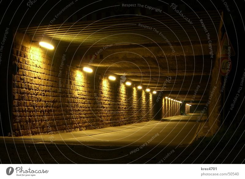 Tunnel-Blick Nacht dunkel leer Licht Lampe Unterführung Straße street light dark