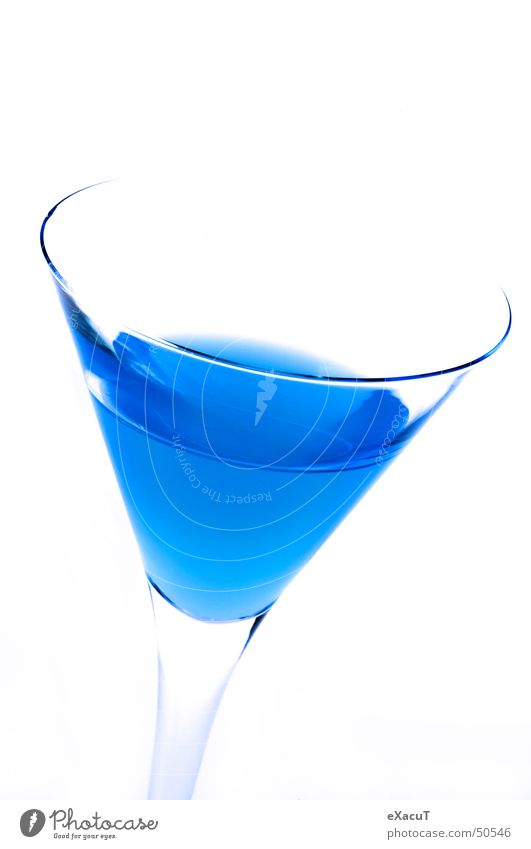 edles Blau Getränk unnatürlich trinken Glas blau Alkohol edel