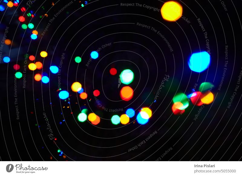 Bunte verschwommene Bokeh Hintergrund, Glitter, Lichteffekt, Partei. Unscharfes Licht abstrakten Hintergrund mit Bokeh defokussiert Lichter. Weihnachtszeit