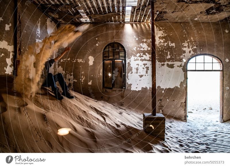 platz an der sonne alt kaputt zerstört Haus Naturgewalt zerfall Sonnenlicht Schatten Licht Junge Kindheit Sand Ruine Geisterstadt Kolmannskuppe Kolmanskop