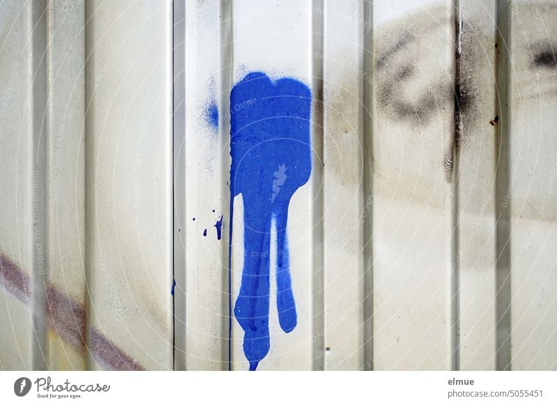 blauer, verlaufender Farbfleck an einer grauen Metallwand Fleck Farbe Schmiererei Vandalismus auslaufen Tintenklecks Verschmutzung Sachbeschädigung sprayen