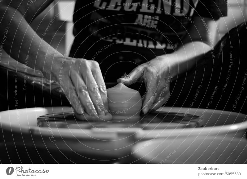 Töpfern, Zentrieren des Tons auf der Tonscheibe und säubern, Hände bei der Arbeit Töpferscheibe Scheibe Keramik drehen zentrieren waschen Handwerk Hobby