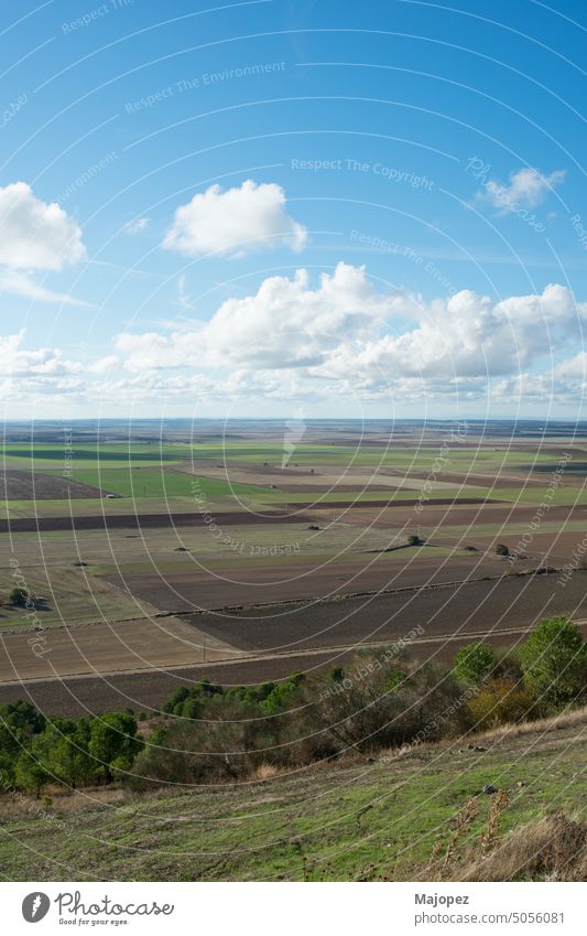Schöne Luftaufnahme der Landschaft. Landwirtschaftliches Land Wolken Valladolid reisen Antenne malerisch Ansicht schön Gras Hintergrund natürlich im Freien