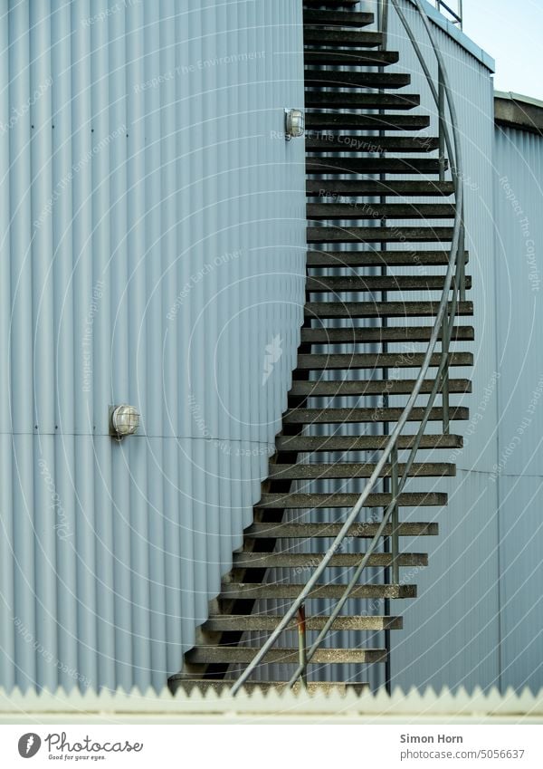 Treppe mit Kurve Aufgang Industrieanlage grau Aussicht Strukturen & Formen Füllstand Lager Speicher nach oben ungewiss ziellos aufwärts um die Ecke Geländer