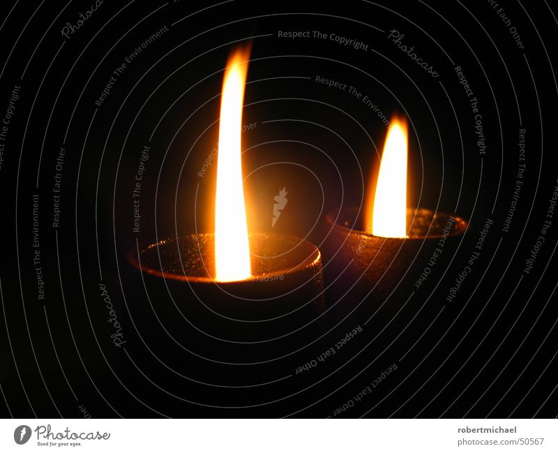 2. Advent Kerze heiß Kerzenständer Eisen Licht dunkel Flackern Wachs Teelicht Kerzenschein Brand Romantik Stimmung gemütlich brennen Physik Nacht gelb rund