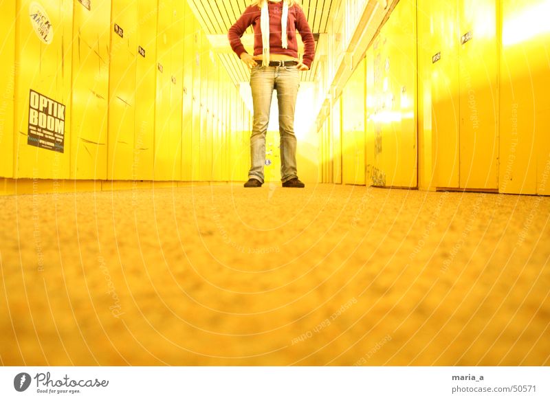 kopflos Fächer Teppich Gürtel Schuhe Schal Pullover Etikett bauchfrei gelb rot weiß Gelbstich Ziffern & Zahlen grell Fluchtpunkt selbstbewußt Schule Schließfach