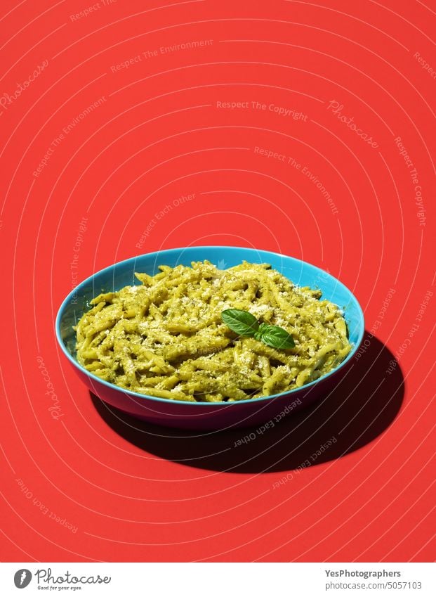 Pasta mit Pesto minimalistisch auf einem roten Hintergrund oben Basilikum Schalen & Schüsseln hell Kohlenhydrate Käse klassisch Farbe Textfreiraum kreativ Küche